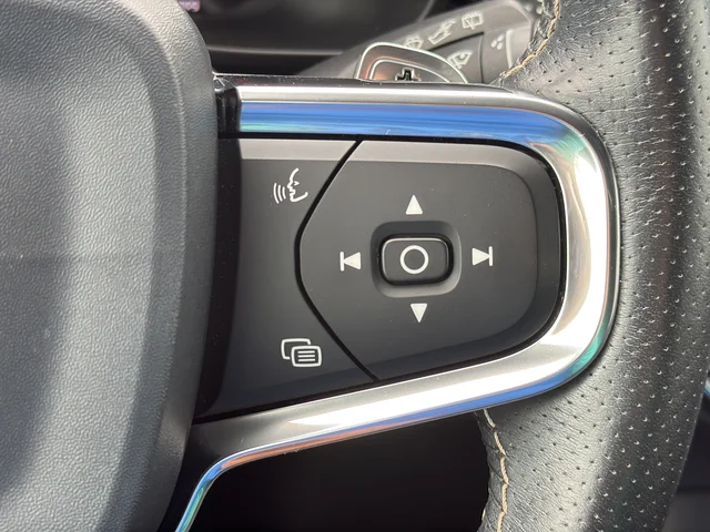 Used 2019 White Volvo R-Design image 21