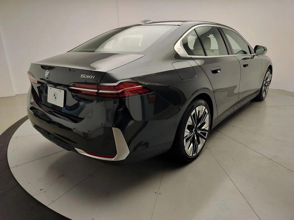 New 2027 Dark Graphite Metallic BMW 530i image 3