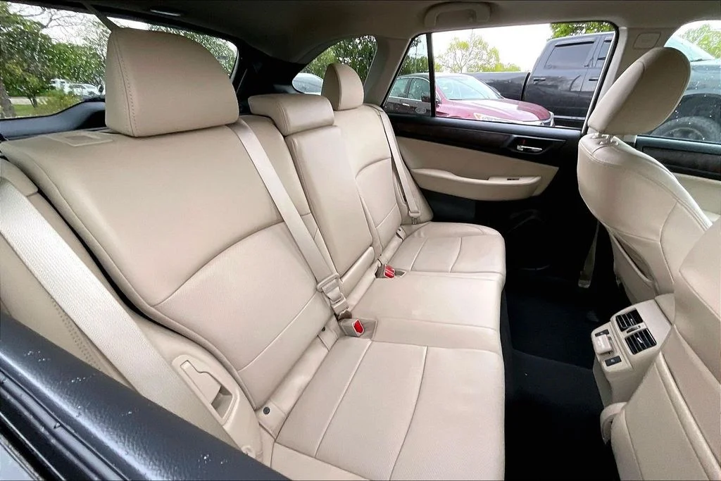 Used 2018 White Subaru 2.5i image 29