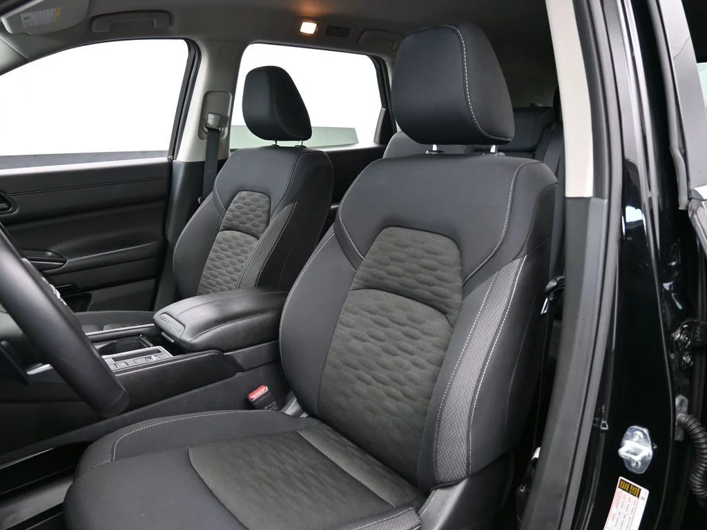 2025 Nissan Pathfinder SV - Photo 11