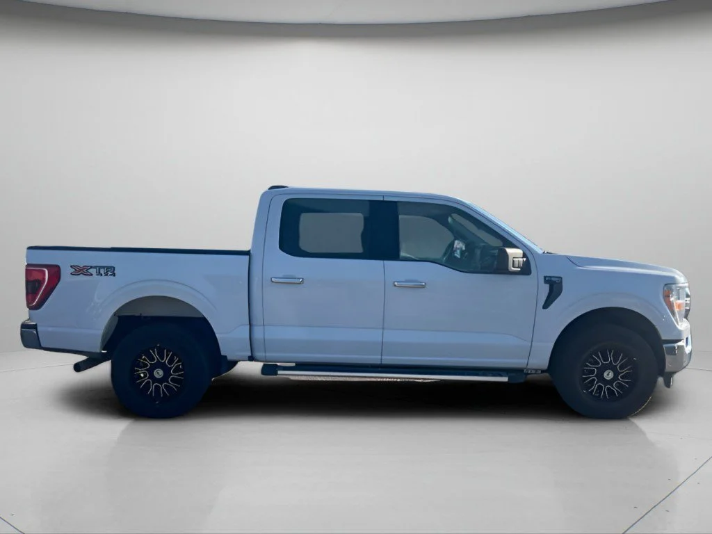 Certified Used 2022 Oxford White Ford XLT image 4