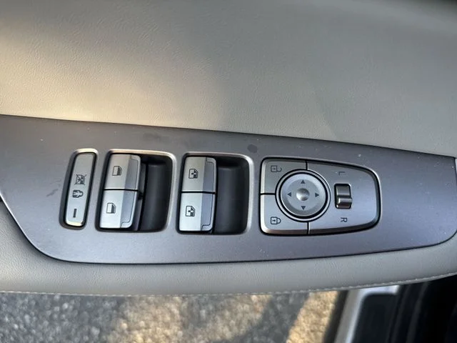 Used 2025 Silver Hyundai SEL Premium image 31