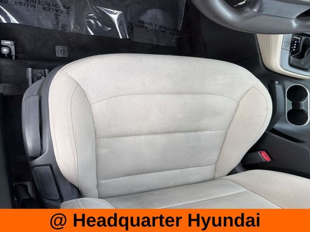 Used 2018 White Hyundai SE image 9