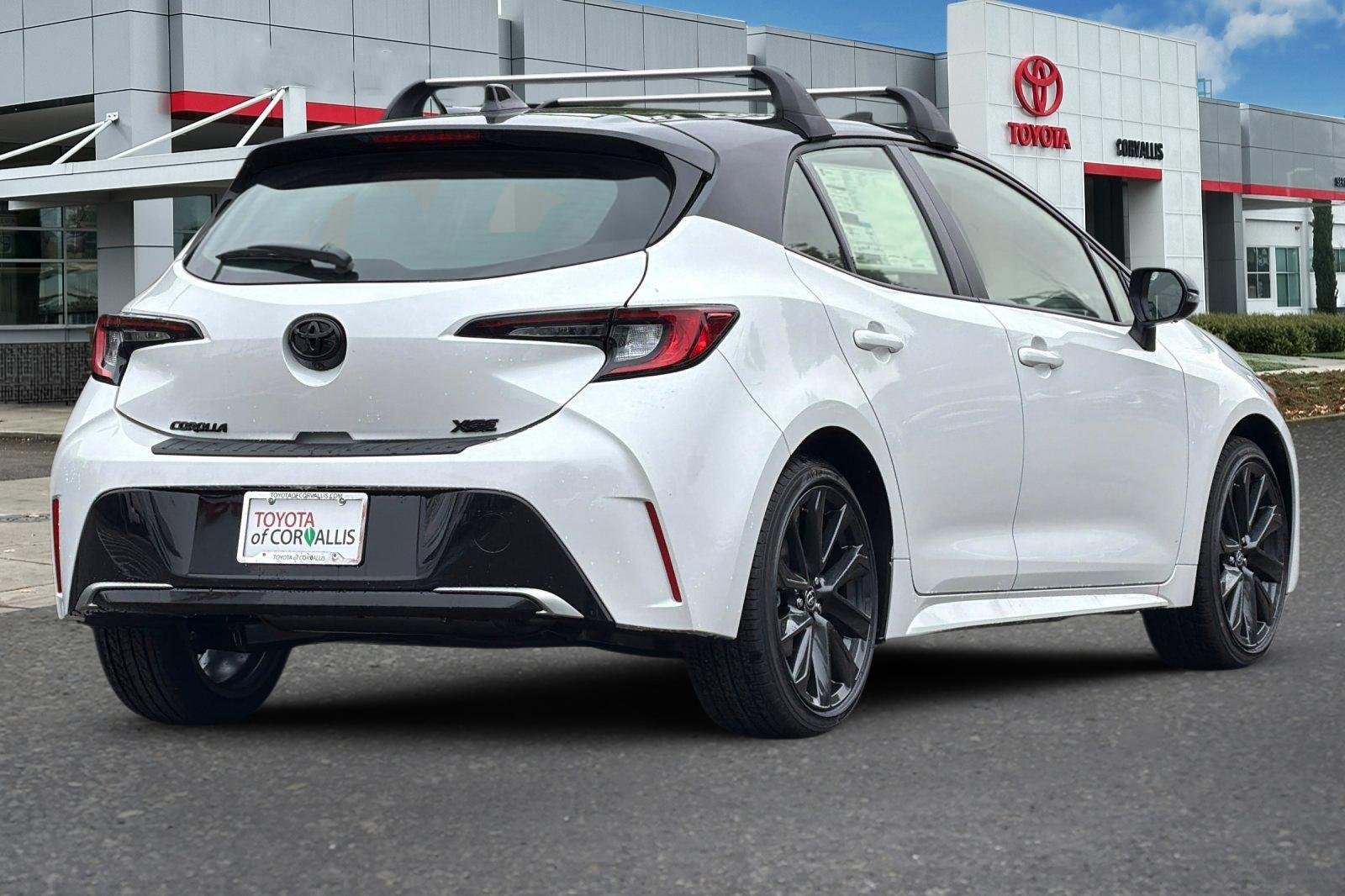 New 2026 Wind Chill Pearl with Midnight Black Metallic roof <sup>1</sup> Toyota  XSE image 5