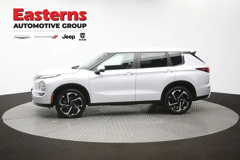 Used 2022 White Mitsubishi SE image 58