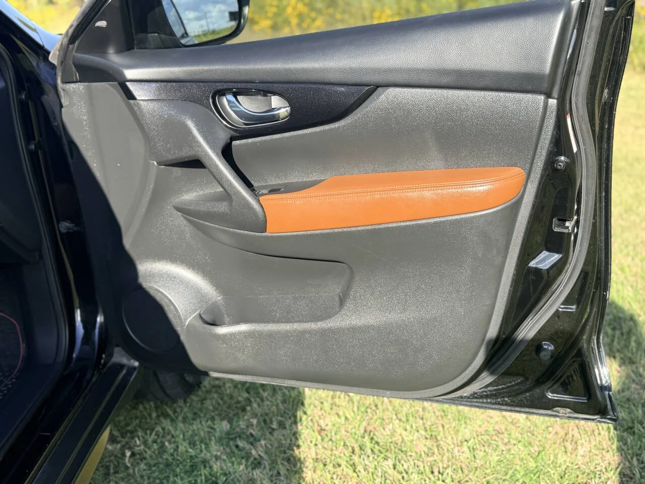 Used 2019 Black Nissan SL 4dr Crossover image 27