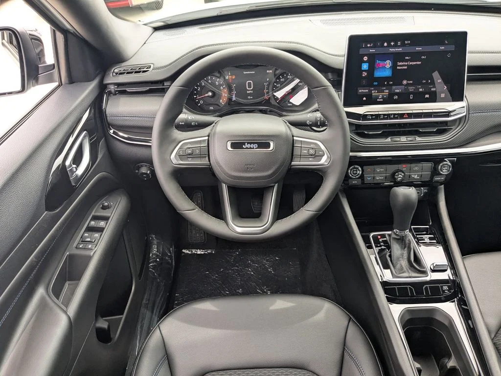 New 2026 Bright White Clear-Coat Exterior Paint Jeep Latitude image 17