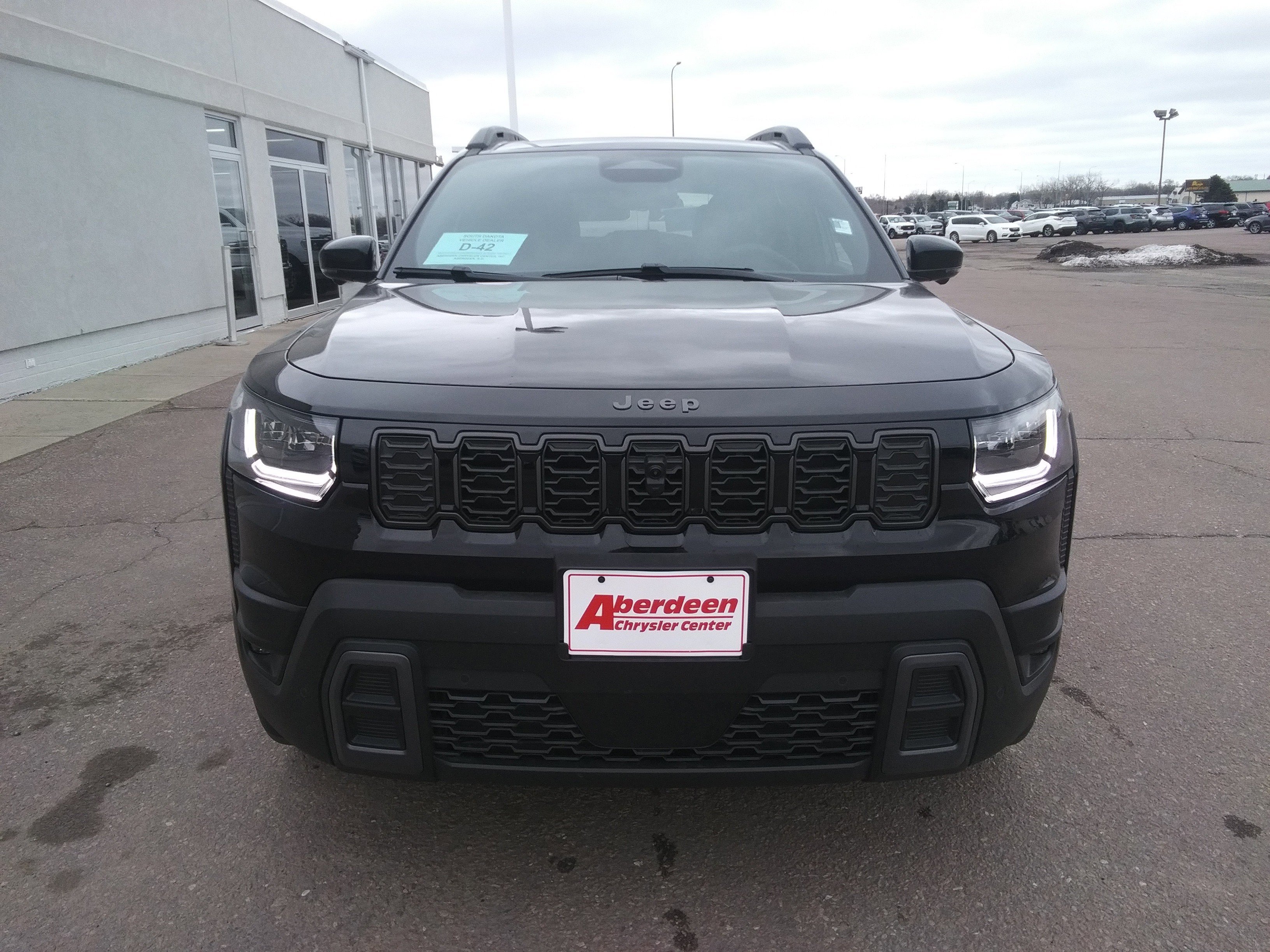 New 2026 Diamond Black Crystal Pearl-Coat Exterior Paint Jeep Overland image 3