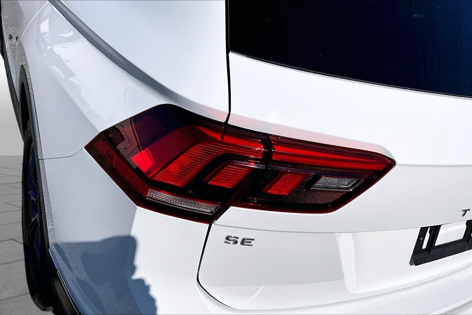 Used 2022 Pure White Volkswagen SE image 29