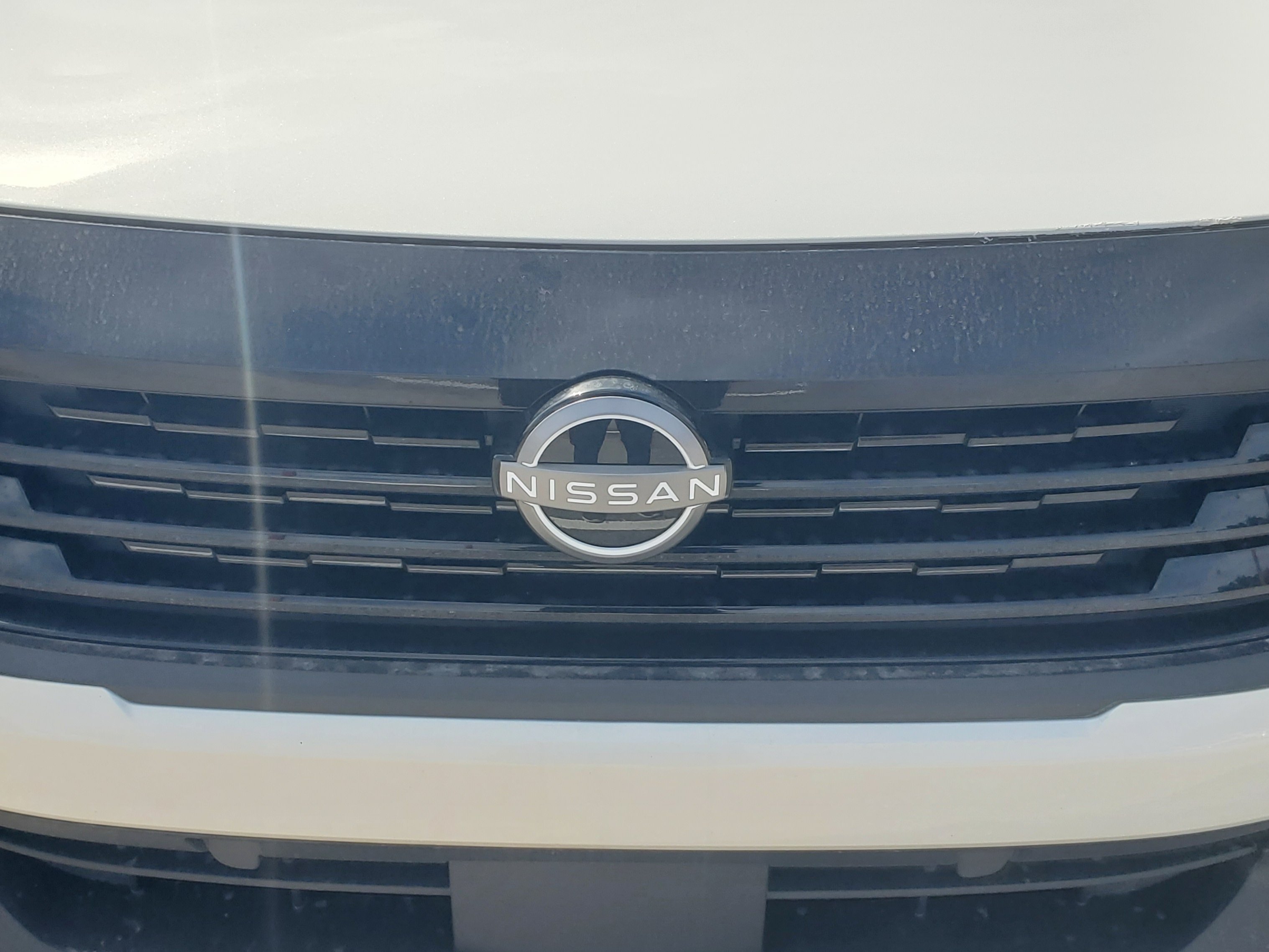 New 2026 Aspen White Tricoat/Super Black Nissan SV image 9