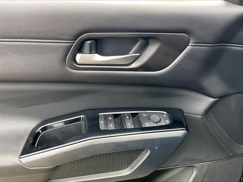 Used 2022 Super Black Nissan SL image 40