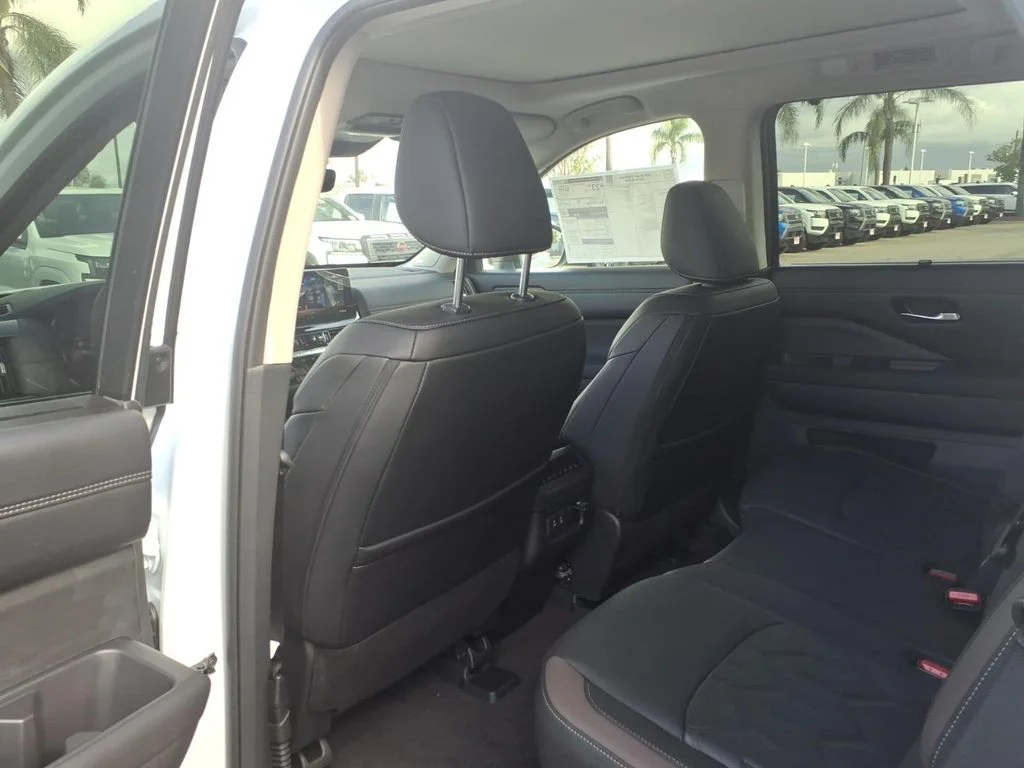 New 2026 Everest White Pearl TriCoat Nissan Platinum image 12