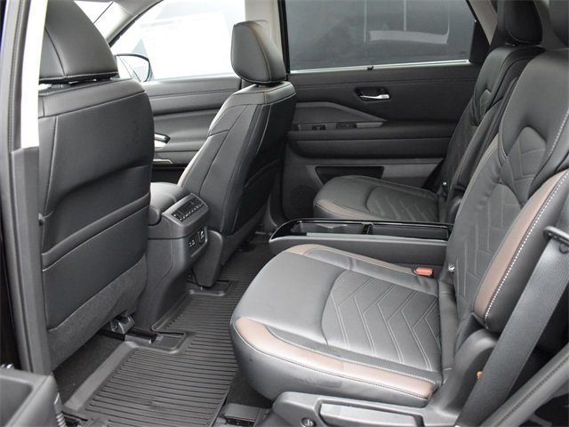 2023 Nissan Pathfinder Platinum photo 4