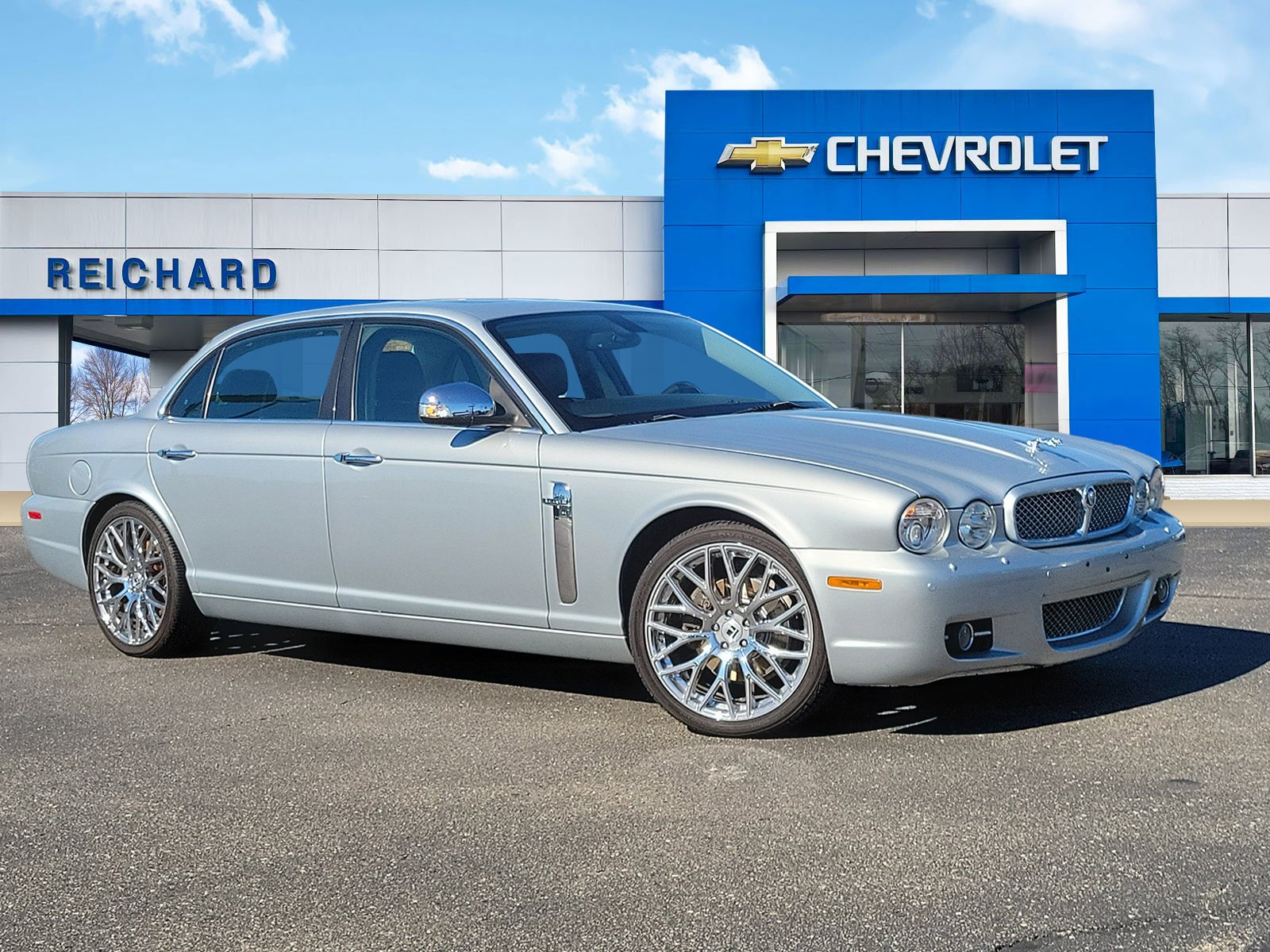 Used 2008 Silver Jaguar Vanden Plas image 1