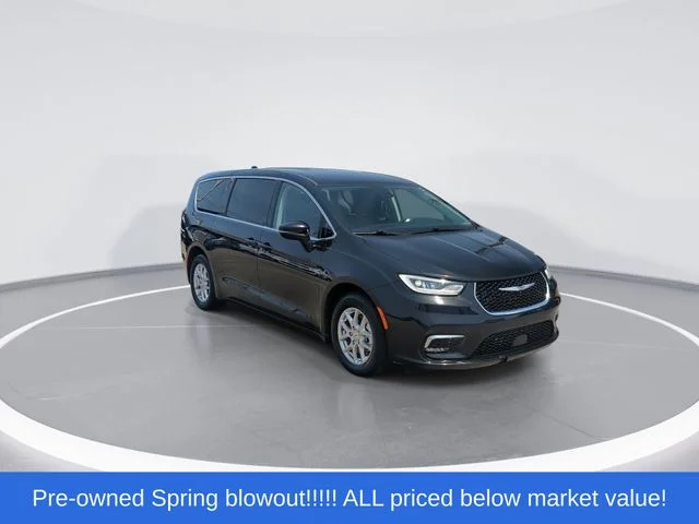 Used 2023 Black Chrysler Touring L image 2