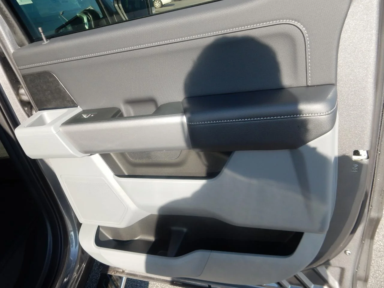 New 2022 Gray Ford XLT 4WD SUPERCREW 5.5 ft BO image 11
