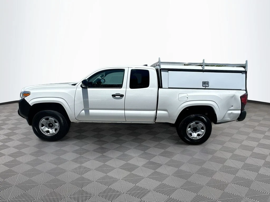 Used 2022 White Toyota SR image 9