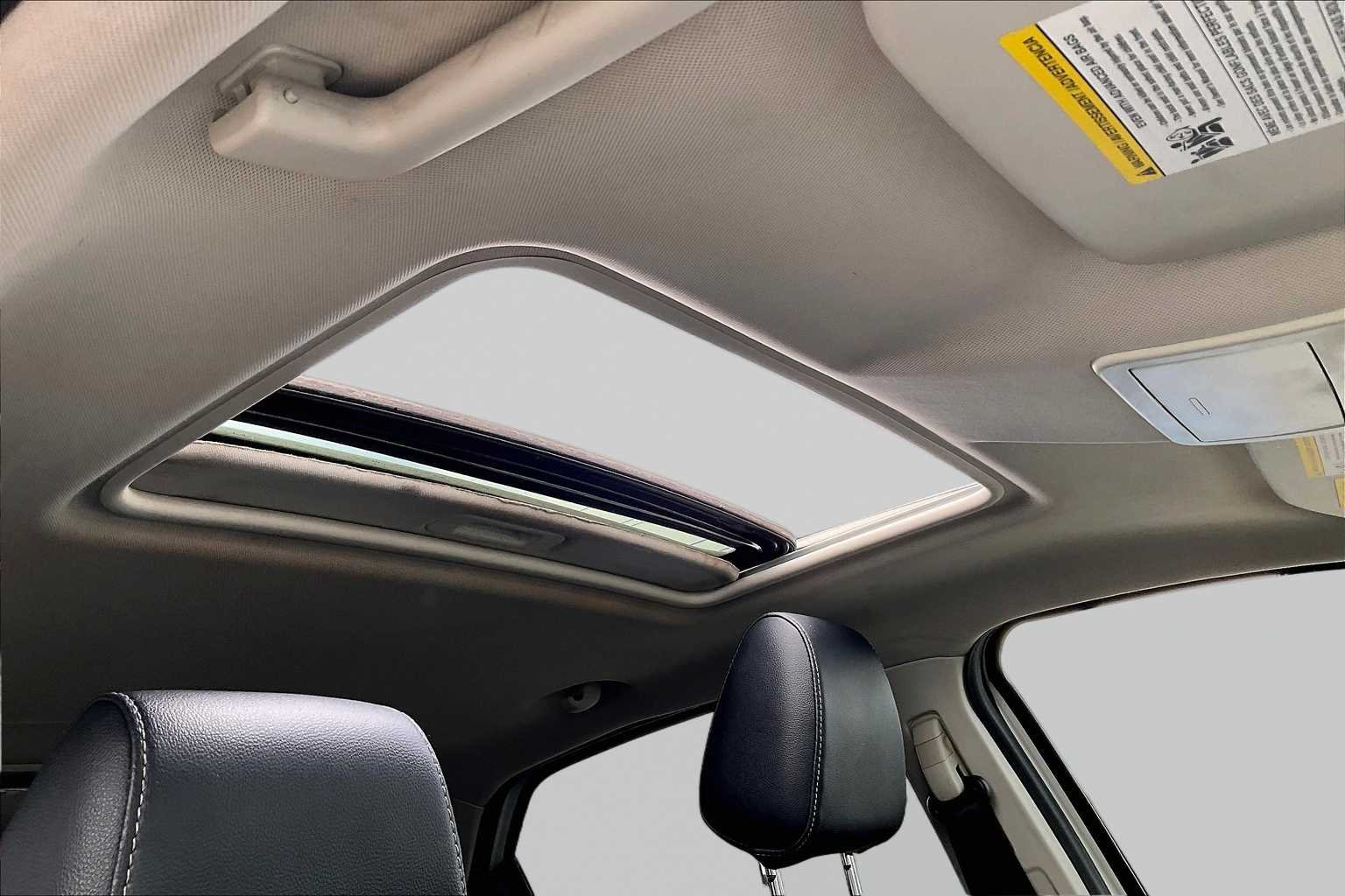 Used 2019 Diamond White Ford SES image 14