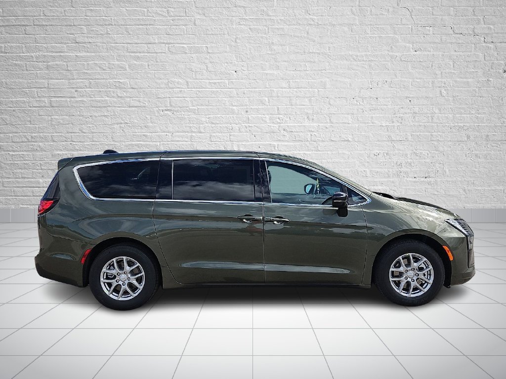 New 2027 Olive Green Pearl-Coat Paint Chrysler Select image 5