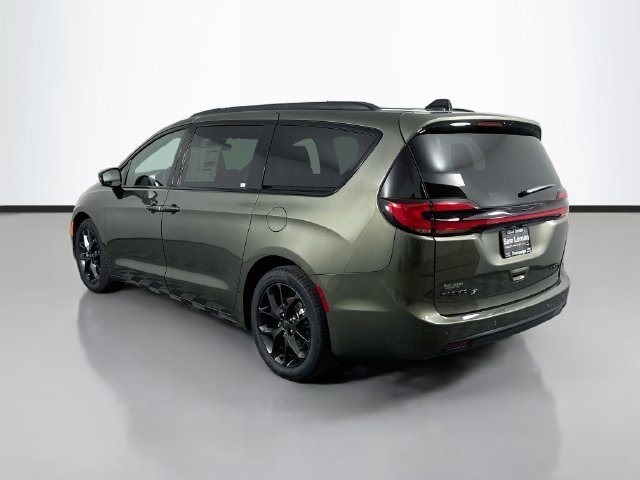 New 2027 Olive Green Pearl-Coat Paint Chrysler Limited image 5