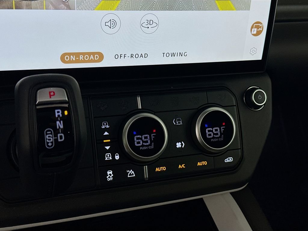 New 2026 Santorini Black Land Rover X-Dynamic SE image 17