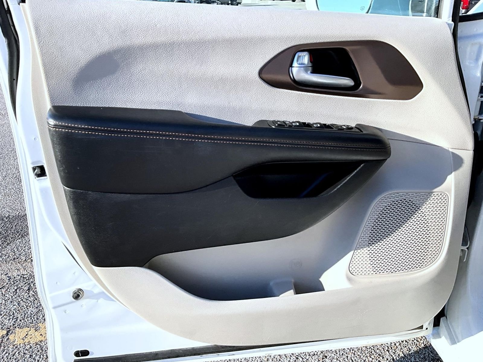 Used 2019 White Chrysler Touring L Plus image 10