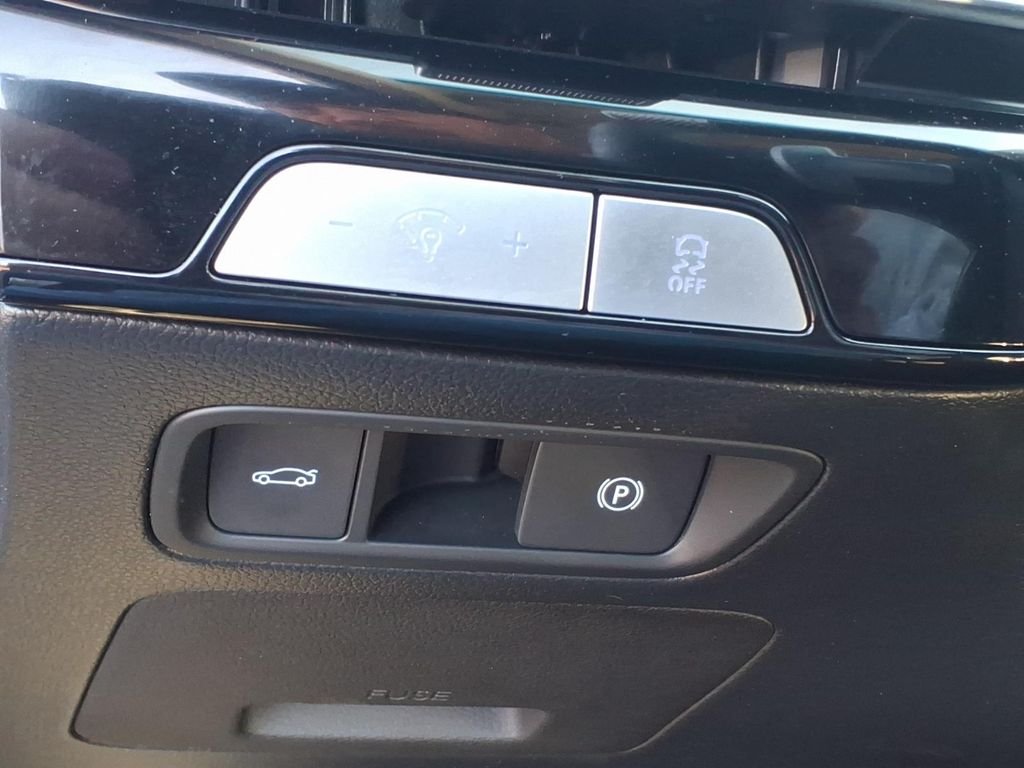 Used 2025 Silver Genesis 2.5T image 17