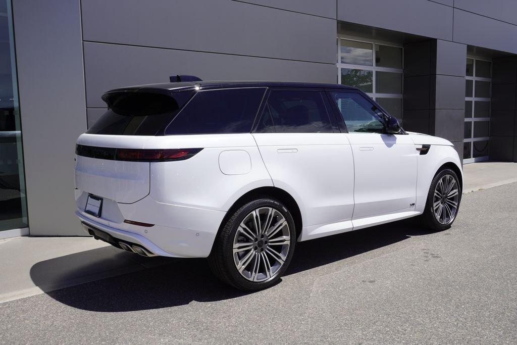 New 2026 Ostuni Pearl White LAND ROVER Dynamic SE image 4