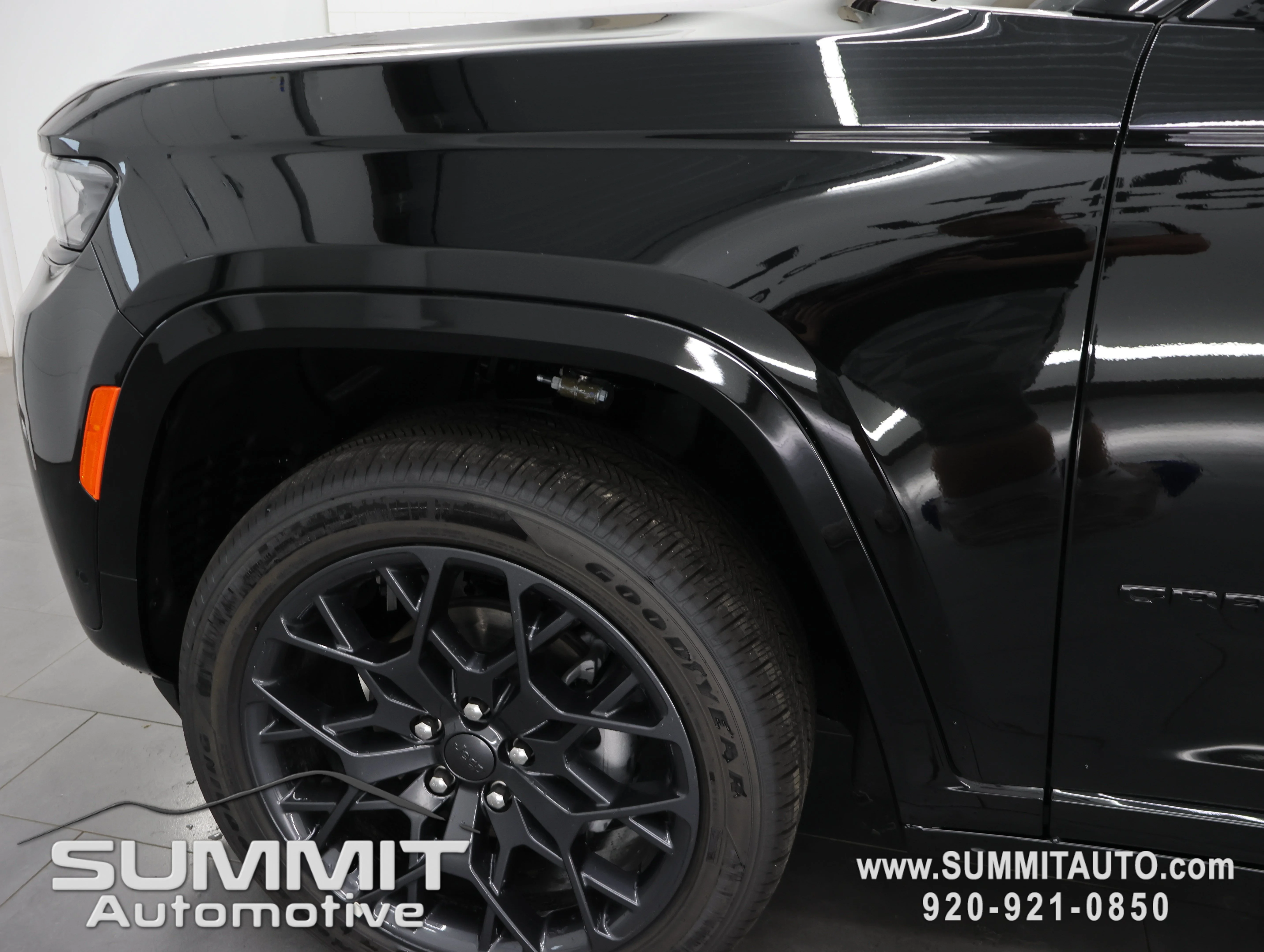 New 2026 Diamond Black Crystal Pearl-Coat Exterior Paint Jeep Summit image 39