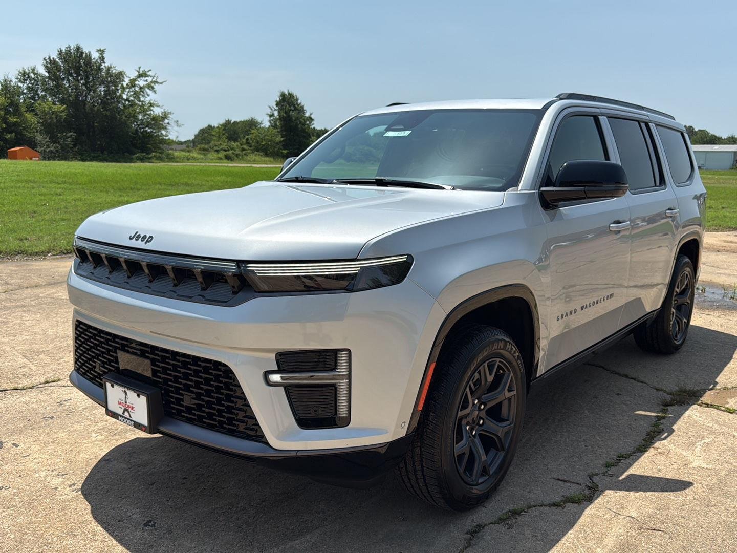New 2026 Silver-Zynith Exterior Paint Jeep Limited Altitude image 3
