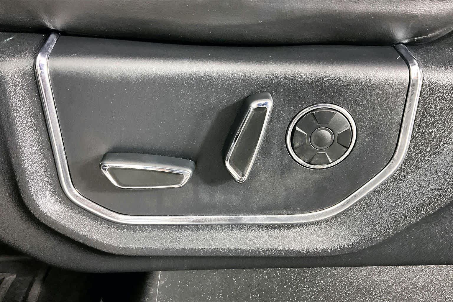 Used 2017 White Platinum Metallic Tri-Coat Ford Platinum image 30