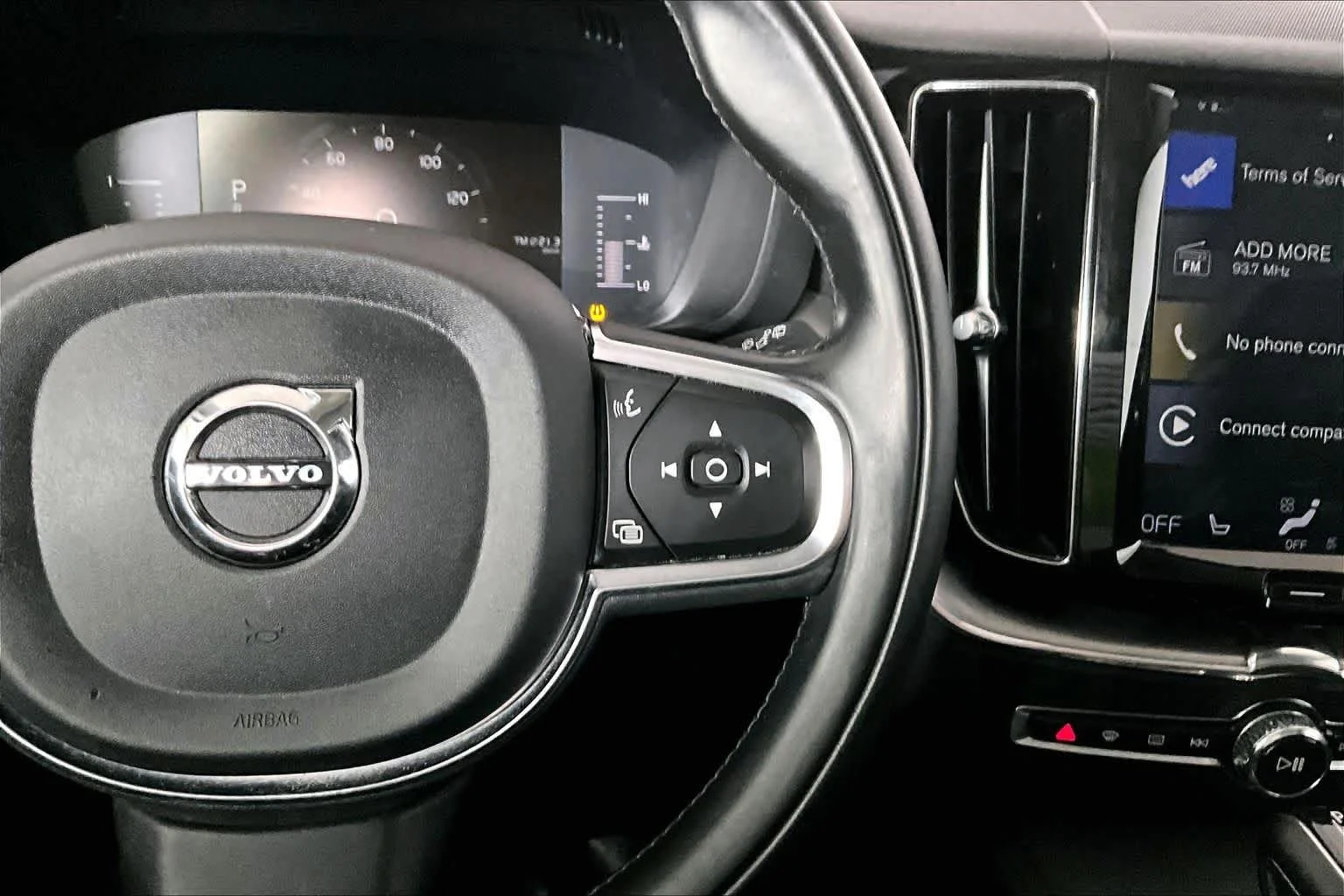 Certified Used 2019 Onyx Black Metallic Volvo Momentum image 25