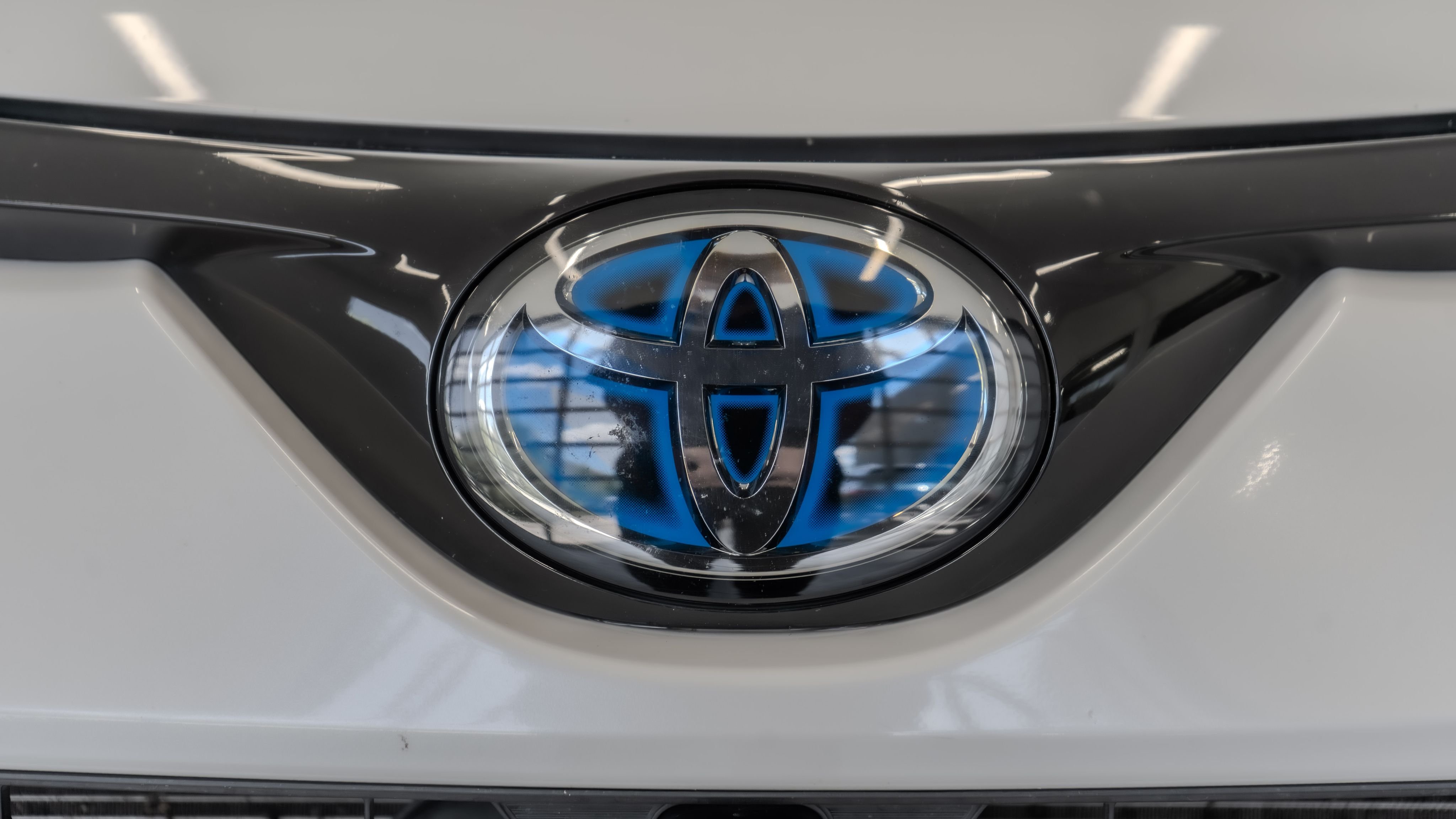 Used 2018 Blizzard Pearl Toyota Limited image 5