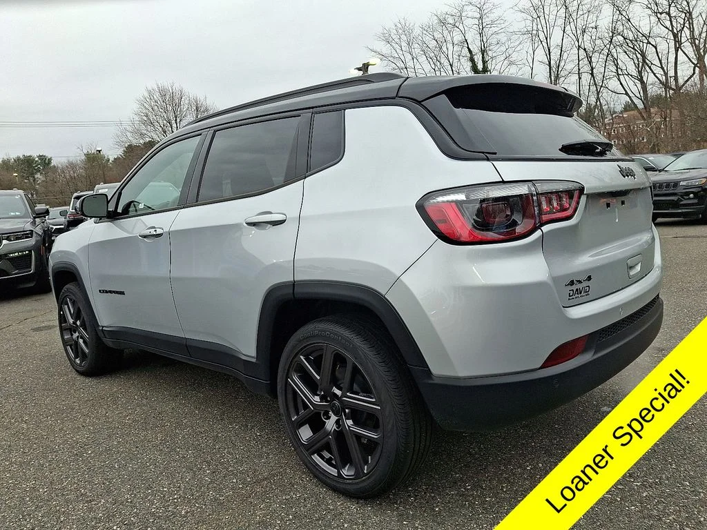 New 2025 Silver Zynith Metallic Clear-Coat Exterior Paint Jeep Limited image 3