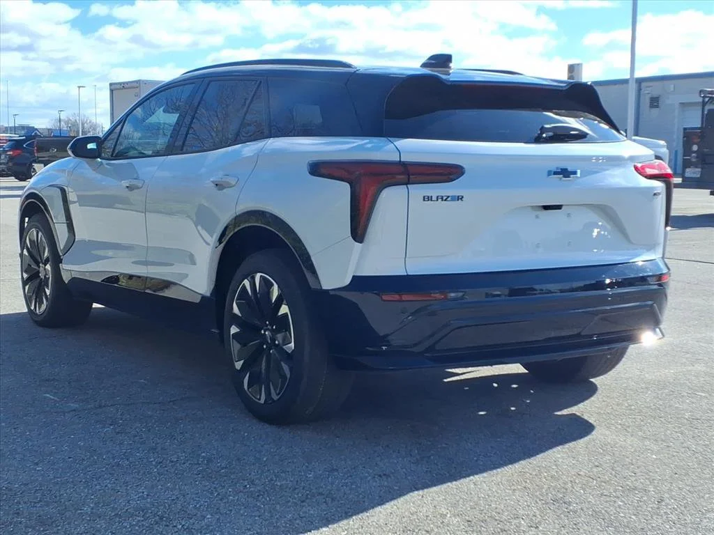 New 2026 Polar White Tricoat Chevrolet RS image 4