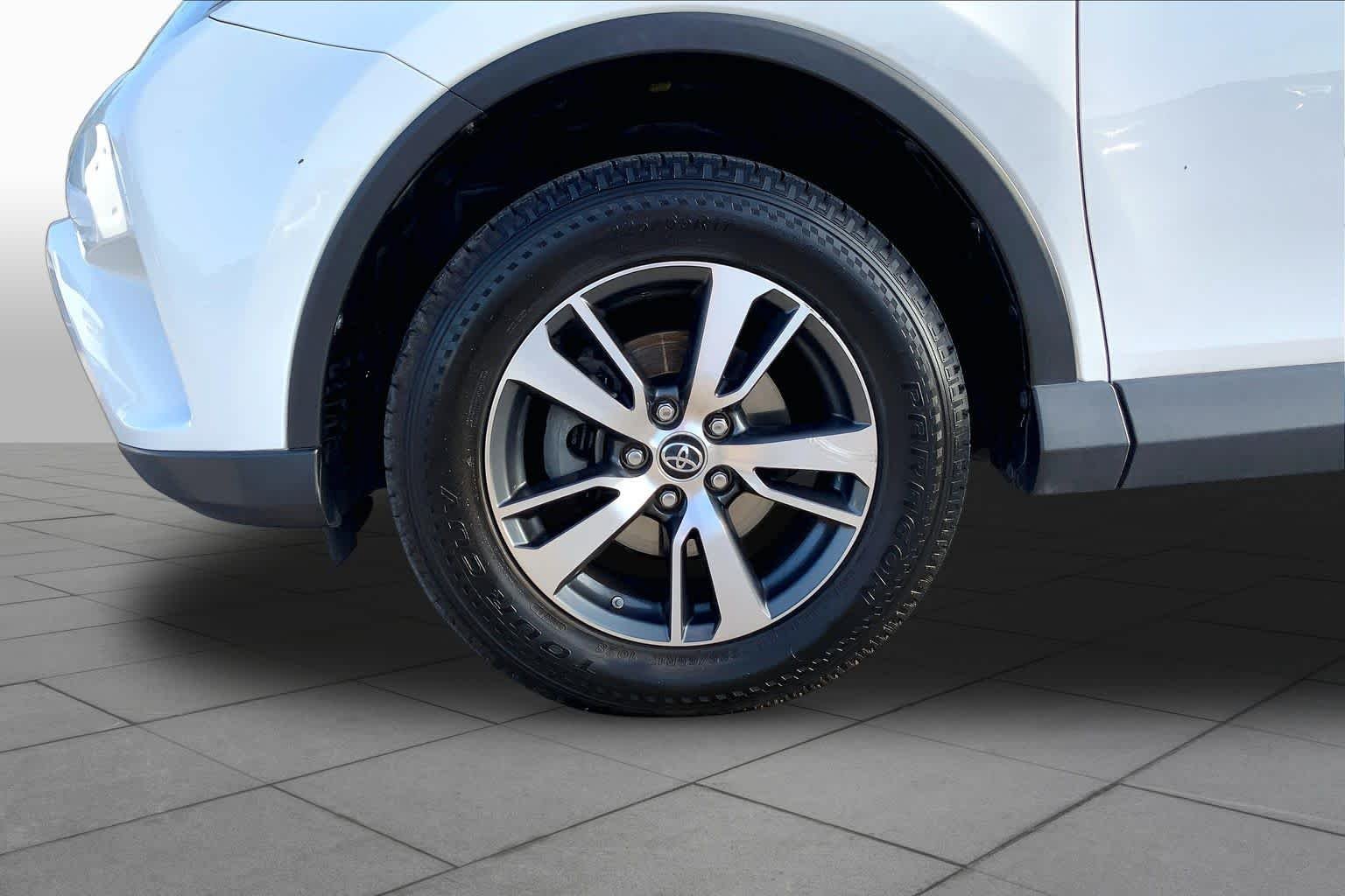 Used 2016 Super White Toyota XLE image 10