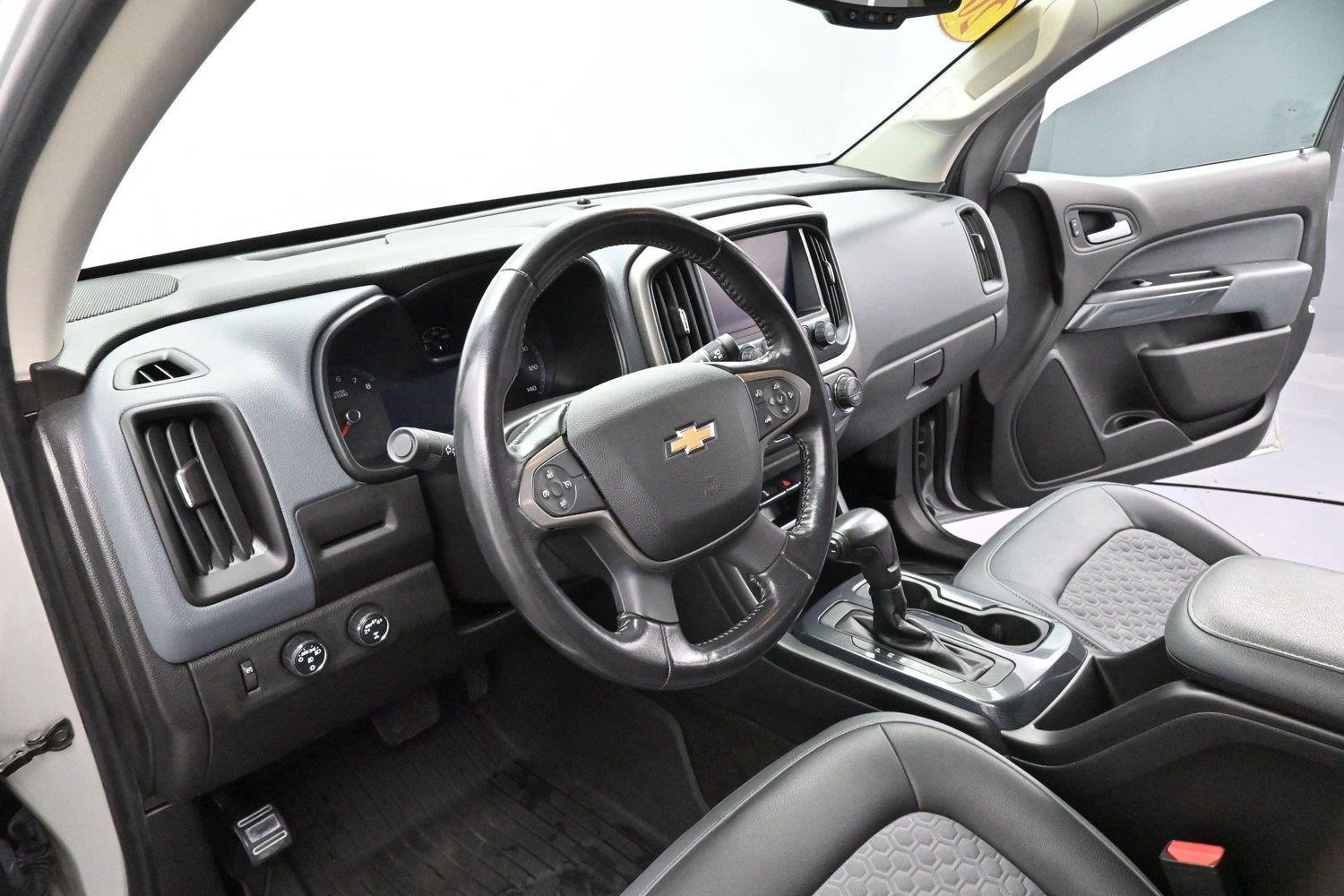Used 2018 SILVER ICE METALLIC Chevrolet 4WD Z71 image 17