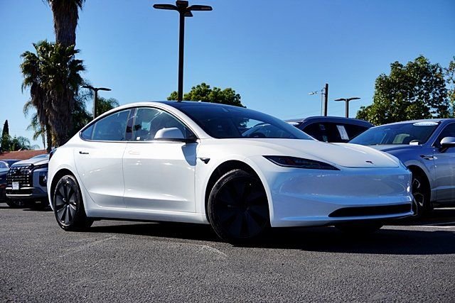 Used 2025  Tesla Long Range image 1
