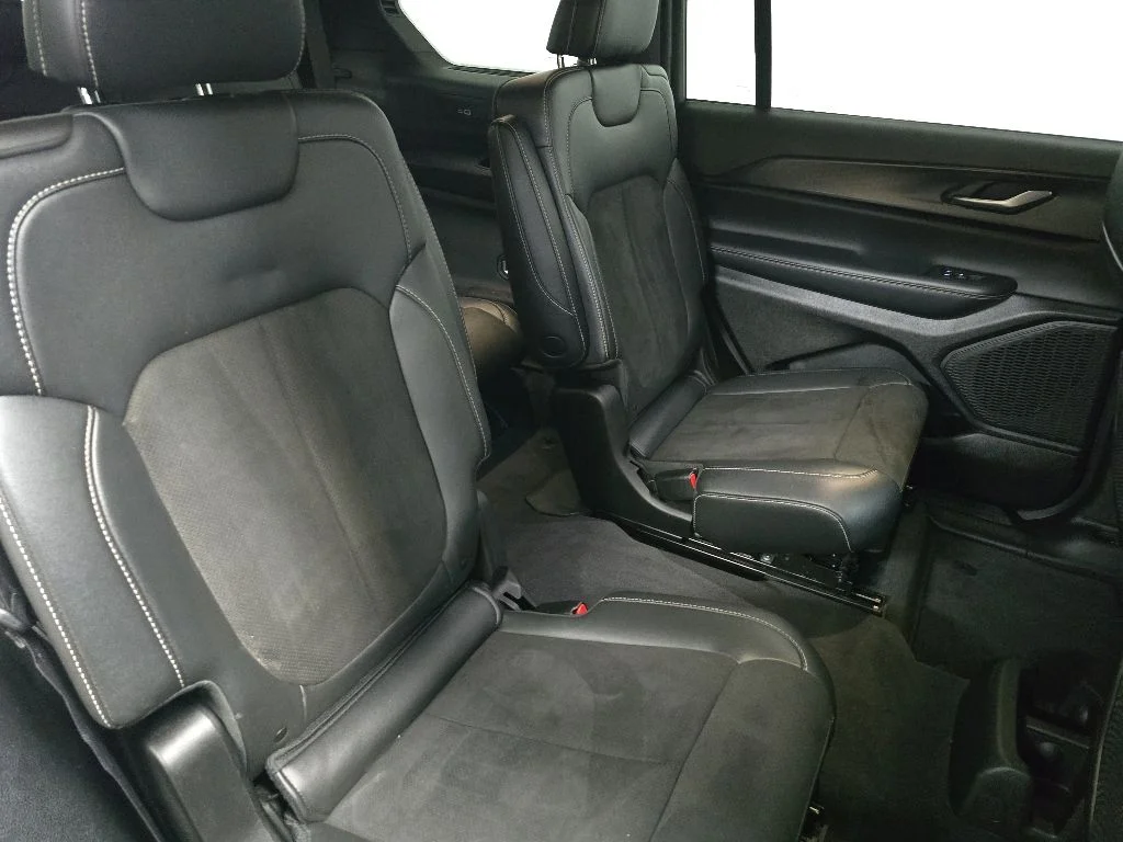 Used 2023 White Jeep Altitude image 16