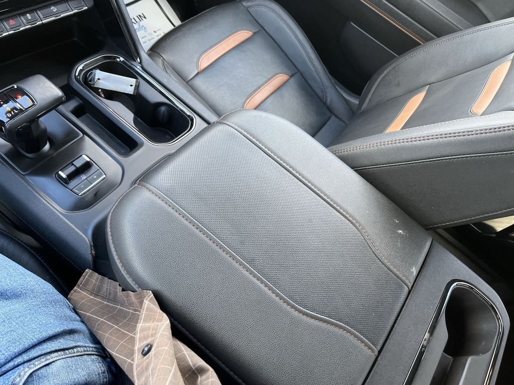 Used 2023 White GMC AT4 image 27