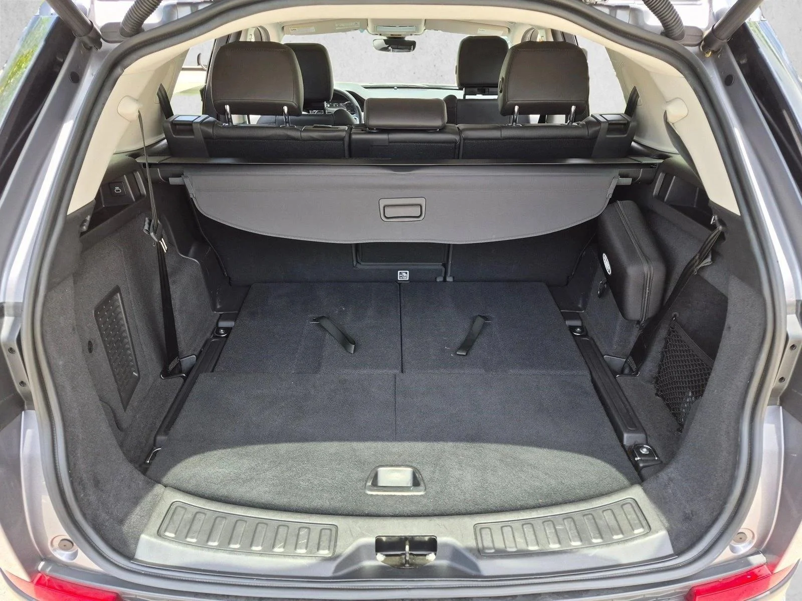 Used 2023 Grey Land Rover S image 6