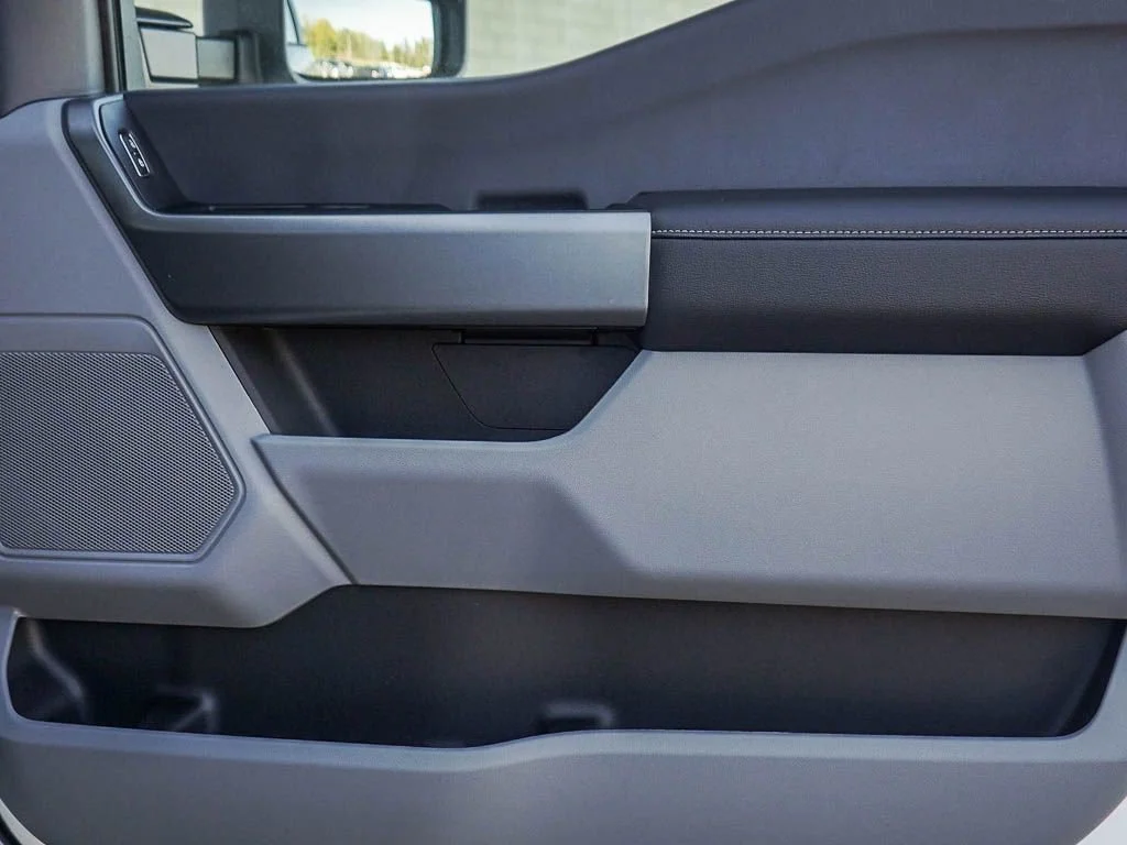 New 2027 Oxford White Ford F-350® XLT image 7