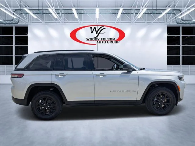 New 2026 Silver Zynith Exterior Paint Jeep Altitude image 2