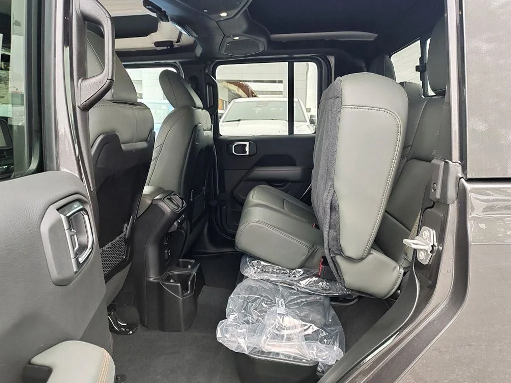 New 2026 Granite Crystal Metallic Clear-Coat Exterior Paint Jeep Mojave X image 33