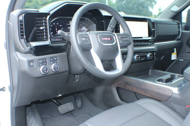 Used 2025 Summit White GMC SLT image 9