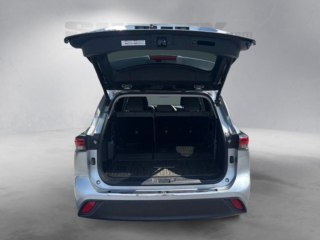 Used 2023 Silver Toyota LE image 25