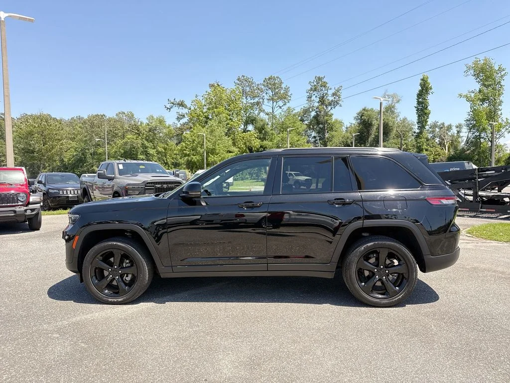 Used 2023 Diamond Black Jeep Altitude X image 7