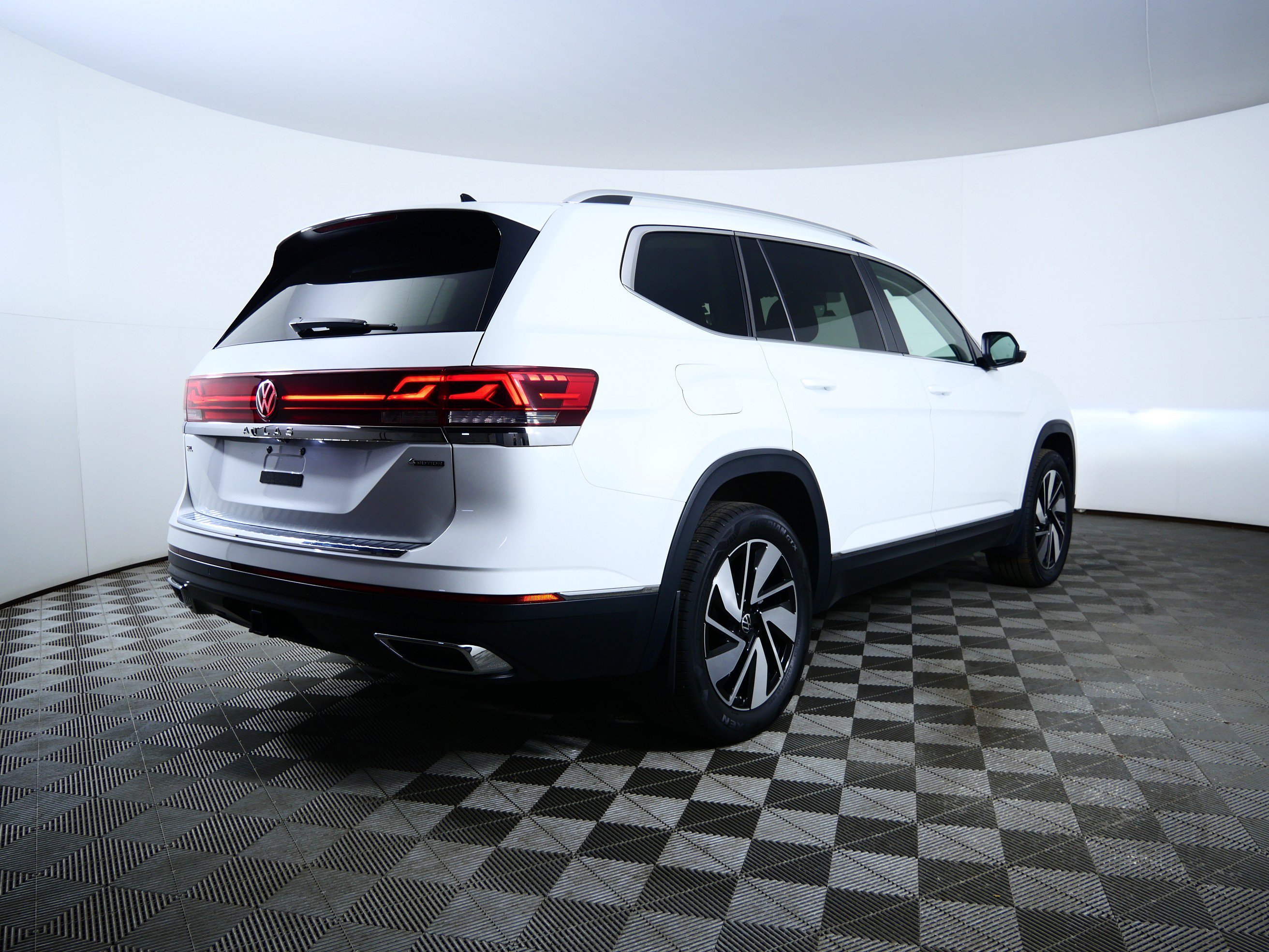 Used 2026  Volkswagen 2.0T SEL image 7