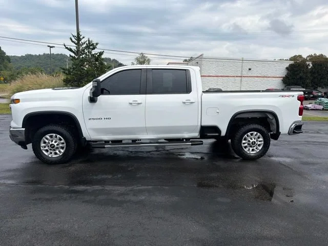 Used 2025 Summit White Chevrolet LT image 10