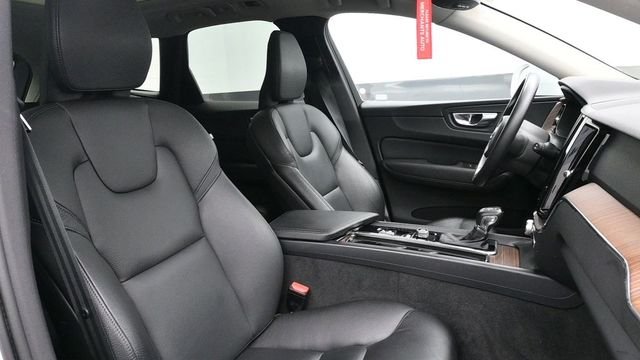 Used 2021 White Volvo T6 Momentum image 10